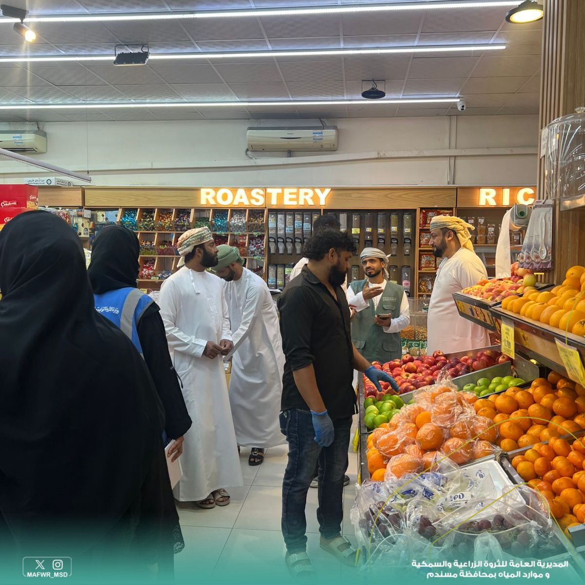 MAFWR_MSD's tweet photo. نفذت دائرة الثروة الزراعية والسمكية وموارد المياه بخصب حملة مشتركة مع إدارة حماية المستهلك بخصب ودائرة البلدية بخصب لمتابعة الأسواق والمحلات التجارية، للتأكد من مدى توفر السلع الغذائية واستقرار الأسعار ومدى التزام المحلات التجارية بالاشتراطات الصحية المعتمدة. https://t.co/SYS7WwEWAZ