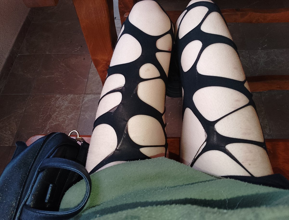 headpilled's tweet photo. WOW I'm at a burgeria :( https://t.co/XehKTy08LW