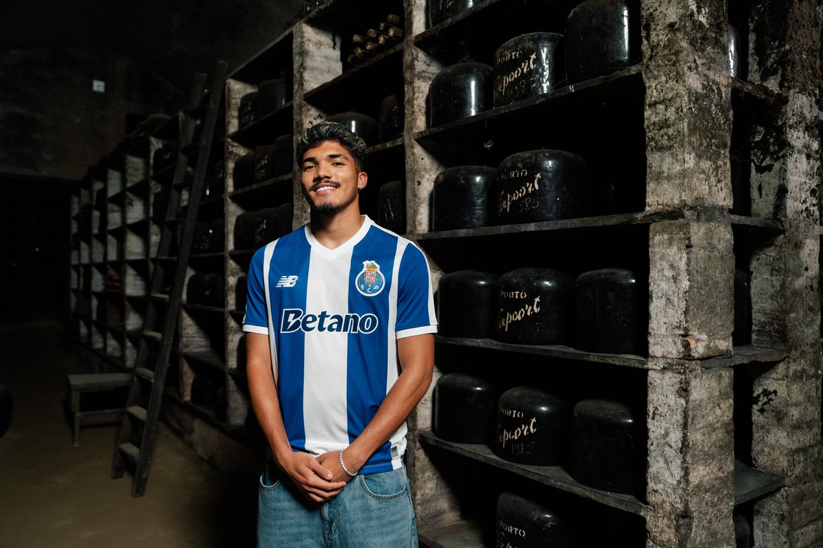 FCPorto's tweet photo. 💙 O azul e branco veste-se com orgulho.

💙 Blue and white worn with pride.

@NBFootball https://t.co/SCOMvkiGFY