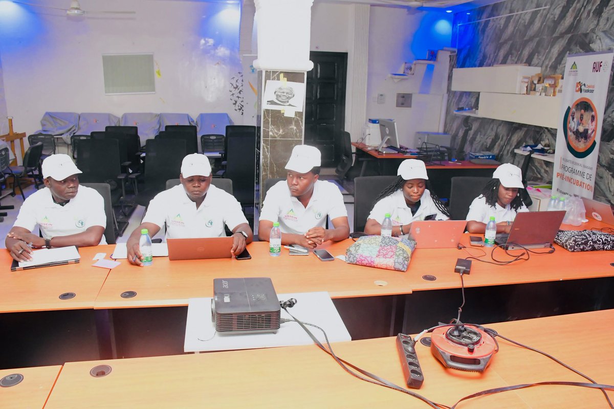 univsinesaloum's tweet photo. L’#USSEIN a accueilli 5 étudiants de l’Université de Kara dans le cadre du programme de mobilité Intra-Afrique du projet #Erasmus #MAINSTREAM. Une initiative qui renforce la coopération universitaire africaine autour du changement climatique et de la transition écologique. https://t.co/YCdJ1yAn37