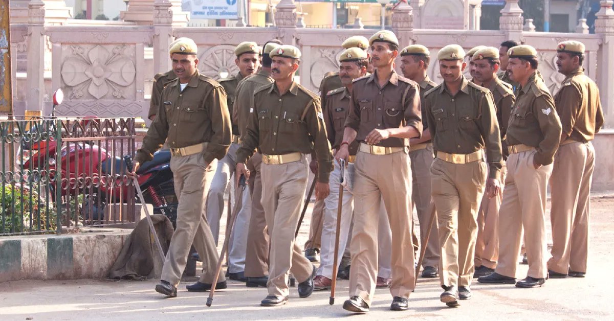 ManojavG's tweet photo. Its high time that Bengal police change their uniform, they look like nurses outside hospitals, Khakhi is best suited for poilce, Also Khakhi is taken seriously, Bengal police deserves Khakhi @WBPolice @SuvenduWB https://t.co/7v3naEMpNI