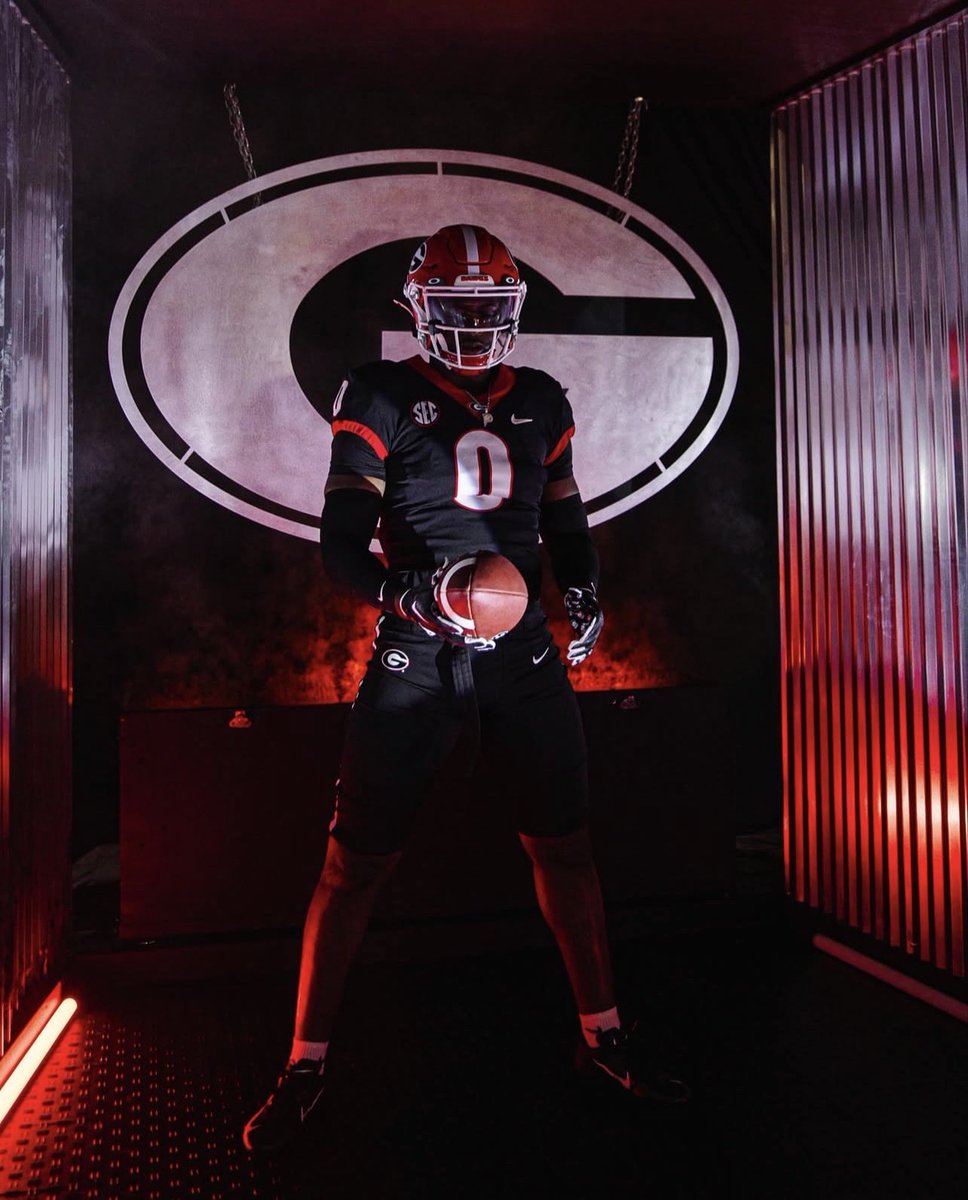 bulldawgrecruit's tweet photo. 2027 4-star EDGE JaBarrius Garror @GarrorJabarrius from Vigor HS (AL) on his official visit to Georgia! https://t.co/rTBktAyL9V