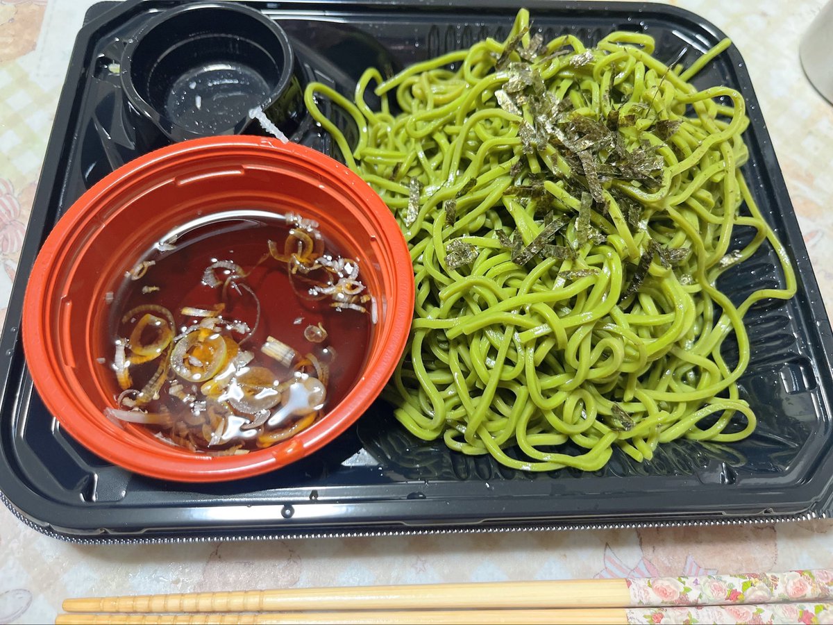 やっちゃんは今日のお昼の私に茶そばを買ってきてくれてた なんて