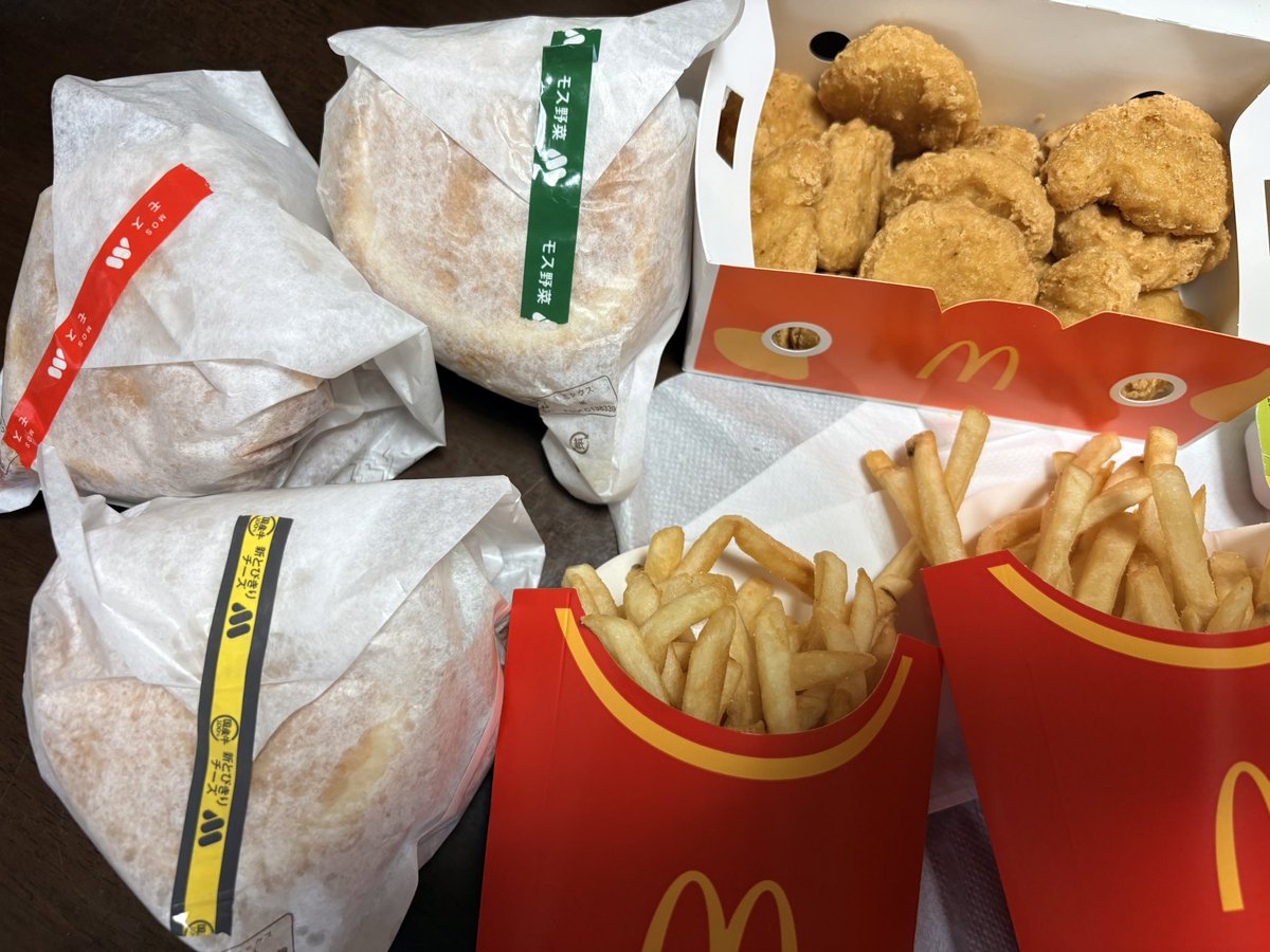 daidaiteikoku's tweet photo. バーガーはモス🍔
ポテトはマック🍟
わざわざハシゴ🪜にて🚗💨

#マクドナルド
#McDonald
#モス https://t.co/qOjYhJccJT