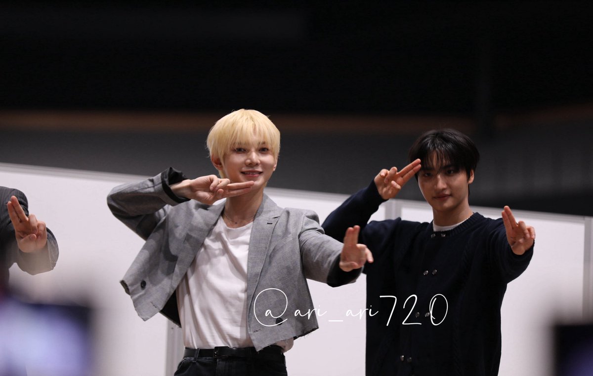ari_ari720's tweet photo. 260516 団体サイン

#ATEEZ #에이티즈 
#YEOSANG #여상 #ヨサン 
#SEONGHWA  #성화 https://t.co/4e5lZhfbJF