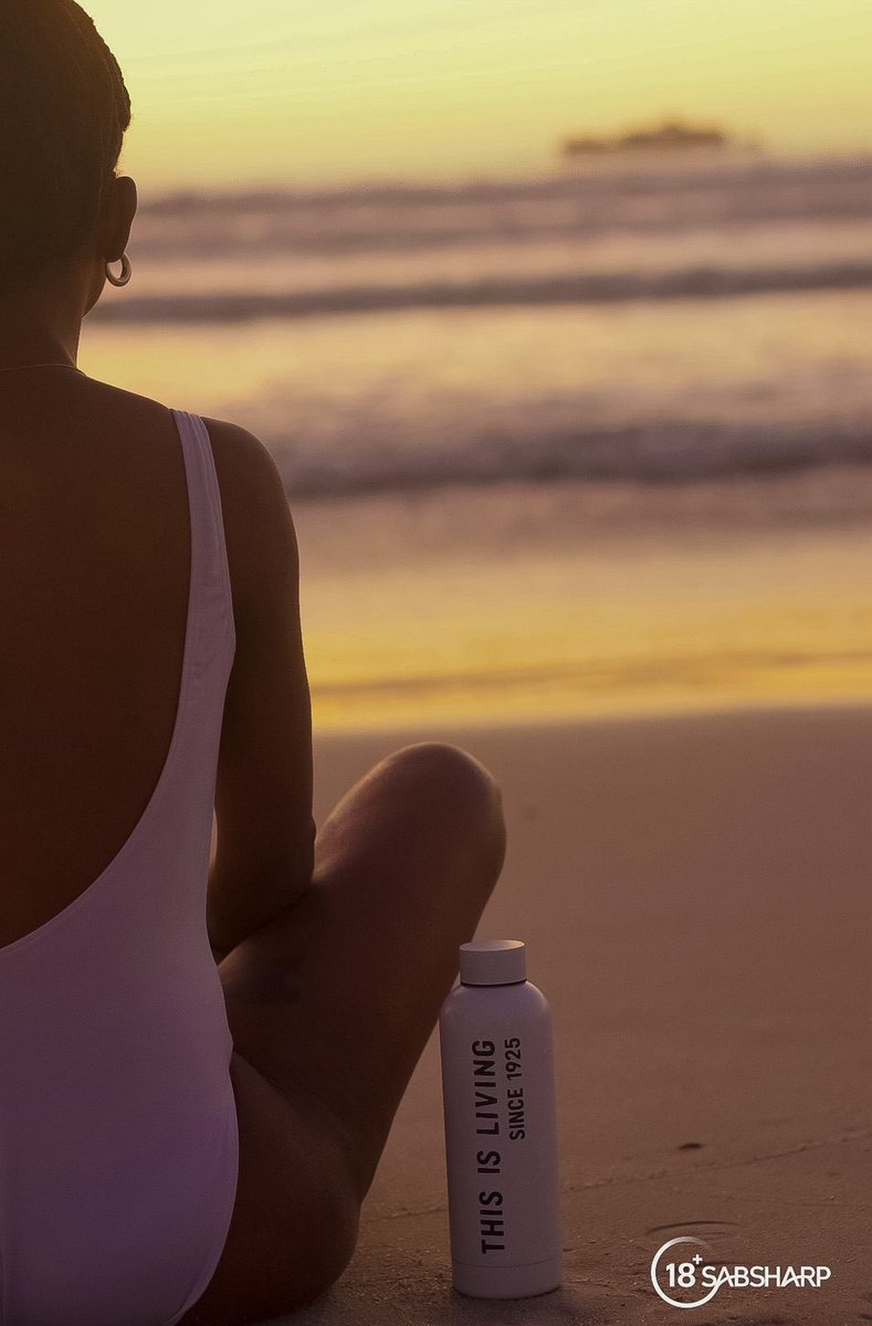 dinnyluv93's tweet photo. Golden hour by the ocean, no distractions just the moment 🌊☀️
#ThisIsLiving #Ad https://t.co/C6fzDIoD1G