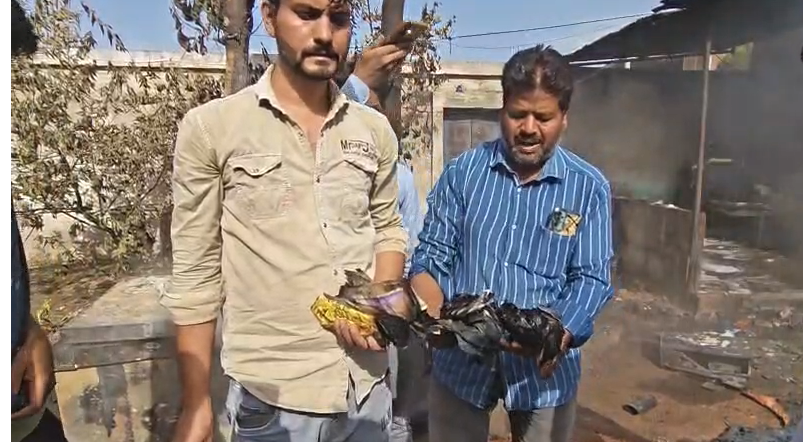 bstvlive's tweet photo. ललितपुर: कोल्ड स्टोरेज में आग लगने का मामला
➡आग में 5 लाख रुपये नगद जलकर राख
➡500 से अधिक केले की क्रेट भी जली
➡आग की लपटें देख लोगों में मचा हड़कंप
➡फायर बिग्रेड के अधिकारी, पुलिस पहुंची
➡ललितपुर गल्ला मंडी के पीछे की घटना
#Lalitpur #UttarPradesh #ColdStorageFire @lalitpurpolice