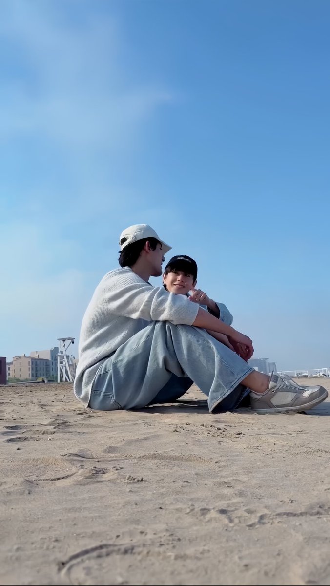 hannawithanh_'s tweet photo. “i love the color of the sky”

#DoubleHelix #AydenSng #LyuSitong  #政瞳 https://t.co/T6yPTpjVtn