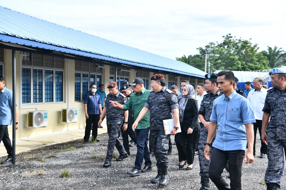 saifnasution's tweet photo. Pendaftaran di bawah Program Dokumen Pendaftaran Pelarian (DPP) bukan bermaksud pelarian dan pemohon suaka akan terus menetap di negara ini. Saya ingin tegaskan bahawa penamat kepada pengurusan golongan ini tetap hanya ada tiga — penghantaran pulang apabila negara asal kembali selamat, penempatan ke negara ketiga melalui UNHCR, atau pengusiran terhadap mereka yang melanggar undang-undang negara.

Pengurusan pelarian dan pemohon suaka di Malaysia mesti dilakukan secara tersusun, terancang dan berperikemanusiaan, namun dalam masa yang sama aspek keselamatan serta kedaulatan negara tidak boleh dikompromi.

Hari ini saya turun ke Pusat Pengasingan Khas Pelarian dan Pemohon Suaka di Bidor, Perak bagi melihat sendiri pelaksanaan Program Dokumen Pendaftaran Pelarian (DPP) termasuk proses saringan, temu duga, biometrik serta pemantauan yang sedang dilaksanakan oleh KDN bersama agensi berkaitan.

Melalui DPP, setiap individu akan melalui proses saringan yang ketat termasuk semakan keselamatan, biometrik, pengecaman wajah serta rakaman suara sebelum sebarang keputusan dibuat.

Program ini juga memastikan kerajaan mempunyai rekod yang lebih lengkap, kredibel dan komprehensif berkaitan identiti, keberadaan serta latar belakang individu terlibat, berbanding sebelum ini apabila data hanya disimpan oleh pihak UNHCR.

Buat masa ini, projek rintis DPP memberi tumpuan kepada tahanan warga Myanmar etnik Rohingya yang berada di depot imigresen seluruh negara.

Kerajaan MADANI komited memastikan setiap pendekatan yang dilaksanakan mengambil kira keseimbangan antara aspek kemanusiaan, keselamatan negara dan kepentingan rakyat Malaysia secara keseluruhannya.

#MalaysiaMadani 
#YakinMadani
#KementerianDalamNegeri 
#SaifNasution