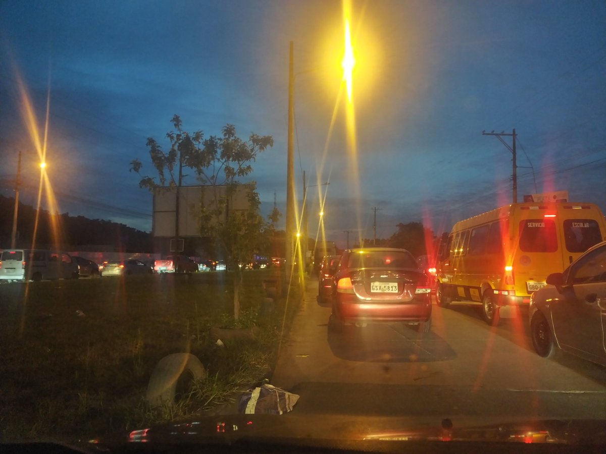 Ojo_Ec's tweet photo. Este es el tráfico de todos los días, desde las 5 de la mañana  en Villa Bonita, no hay presencia de  agente de tránsito que controle. Vehículos van en contravía y obstaculizan la salida. @ATMGuayaquil https://t.co/WLkvjKGGNa