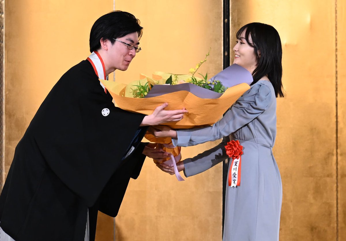 gobasute's tweet photo. 5月11日ホテル椿山荘東京にて、第50期棋聖戦就位式が執り行われました。芝野虎丸棋聖が悲願の初棋聖位を獲得！囲碁界に新たな歴史が刻まれました。映画『ハルカナ～碁盤は知っているので捨てないでください～』監督の石田正勝が来賓として祝辞を。主演の夏川愛実が芝野棋聖へ花束を贈呈しました。 https://t.co/WuuQfVdA4Y