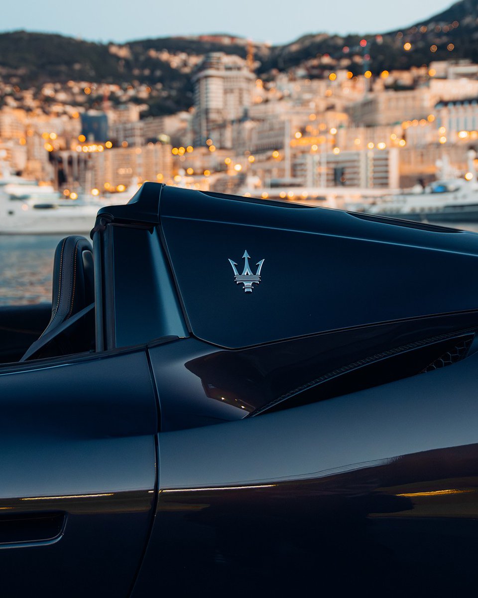 Maserati_ME's tweet photo. Experience the sky how you want to.
With best-in-class dimensions, the glass roof of the #MaseratiMCPURACielo is truly expansive, transforming from clear to opaque instantly, while opening in just 12 seconds. 
#Maserati https://t.co/pHJFOtrou8