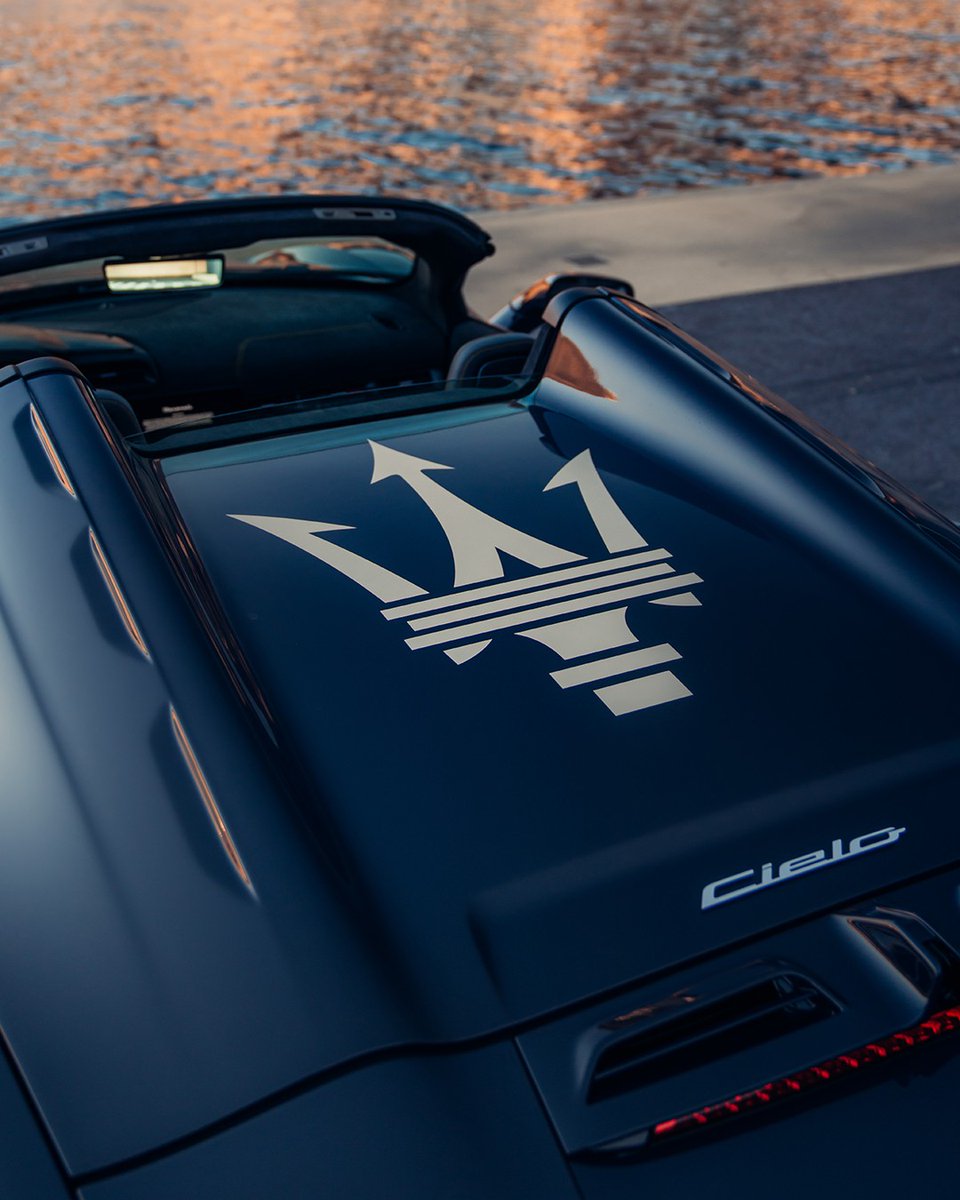 Maserati_ME's tweet photo. Experience the sky how you want to.
With best-in-class dimensions, the glass roof of the #MaseratiMCPURACielo is truly expansive, transforming from clear to opaque instantly, while opening in just 12 seconds. 
#Maserati https://t.co/pHJFOtrou8