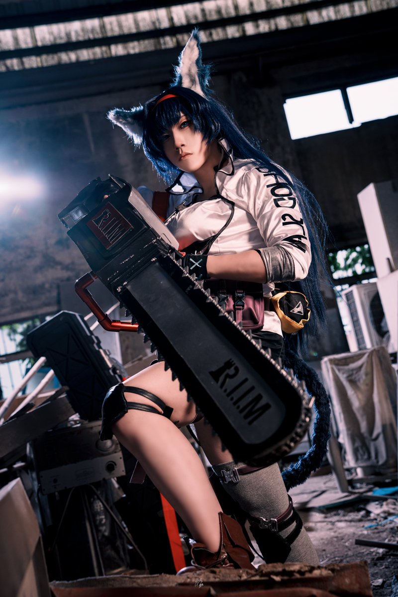 _gokaze_'s tweet photo. 「チェーンソーの唸り声が聞こえる？」

ブレイズ @_gokaze_ 
📸 @sys_hansan__ 

＃コスプレ ＃アークナイツ ＃ブレイズ https://t.co/bB2Cl3Fi7j