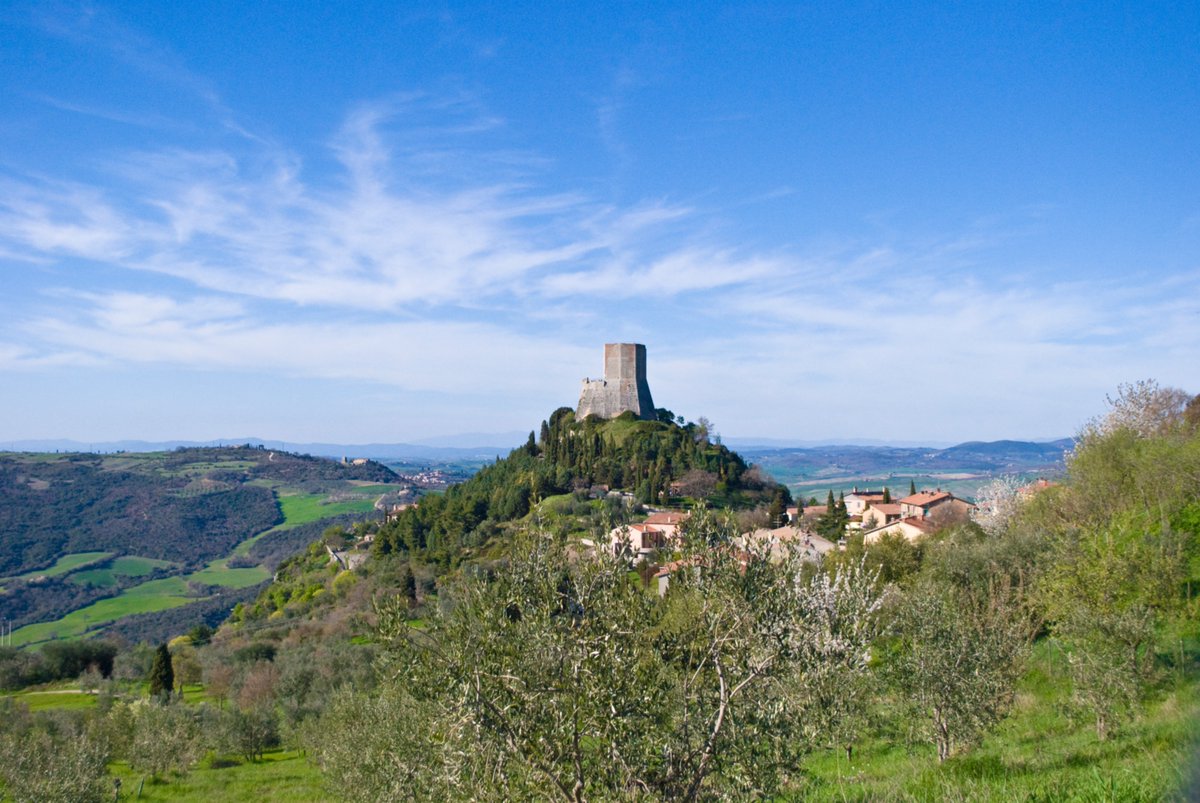 VisitTuscany's tweet photo. Cycle through the heart of Val d'Orcia on a challenging 58km route featuring medieval villages, mountain springs, and the famous thermal waters of Bagno Vignoni: https://t.co/uP7CYHfp2z
#Bike #Tuscany #Valdorcia https://t.co/UOPdIq5bb3