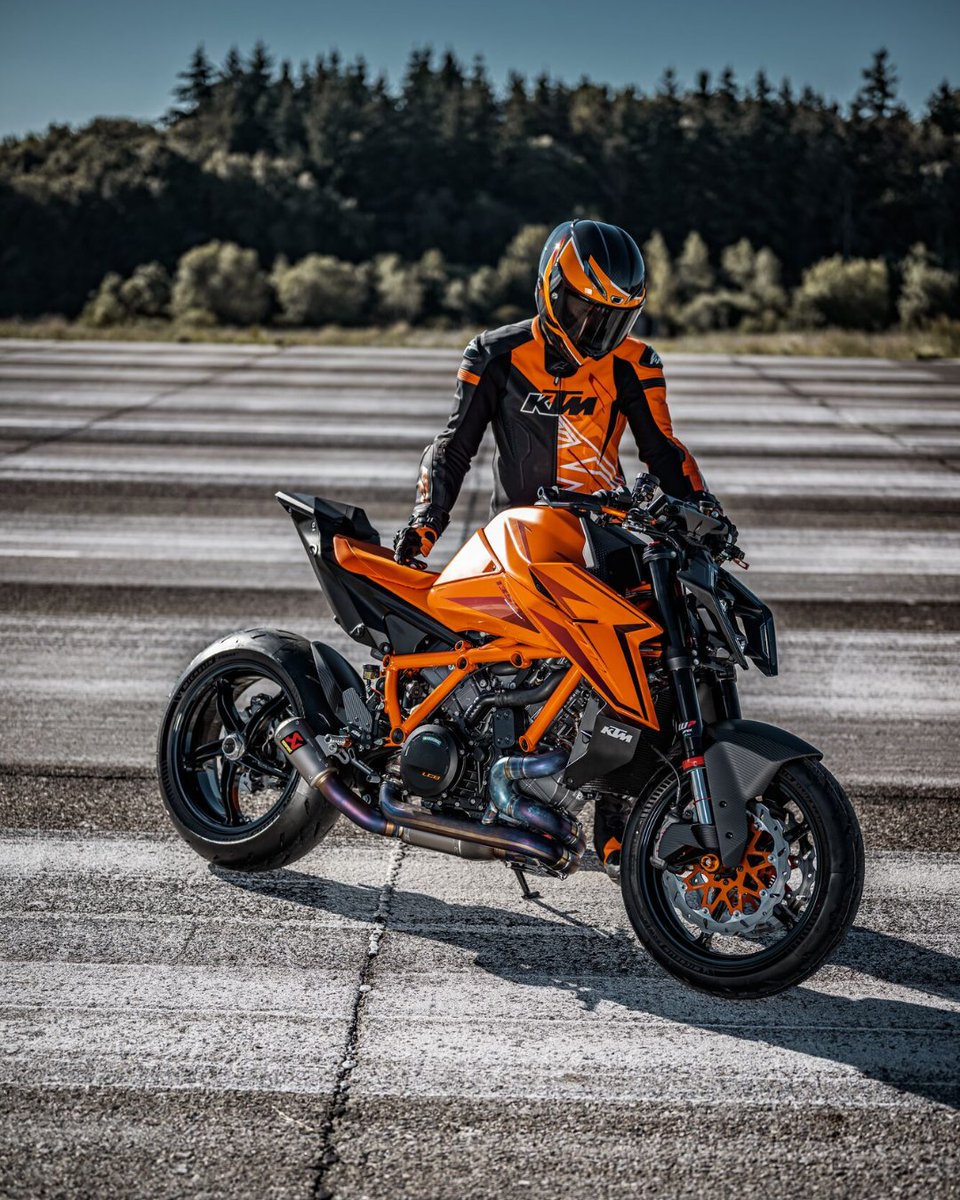 KTM_UK's tweet photo. Find a motorcycle that makes you look at it the way this rider does at the KTM 1390 SUPER DUKE R.

Or just buy a KTM 1390 SUPER DUKE R.✅ 
https://t.co/SDzVaikPlS

#KTM #ReadyToRace #Naked #KTM1390SuperDukeR https://t.co/olG1YE4gWx