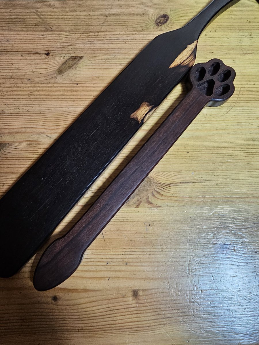 Paddle_maker's tweet photo. ☆
검붉은 빛의 흑단냥발패들
이 흑단은 붉은빛이 포함되어있는
인도네시아 흑단입니다
어느정도의 색 인지 알기 쉽게
음핑고와 함께 사진을 찍었습니다
예전에 보여드렸던 블랙&amp;화이트 흑단 처럼
흑단도 여러 종류가 있습니다 😎 https://t.co/UVaQpsu40l