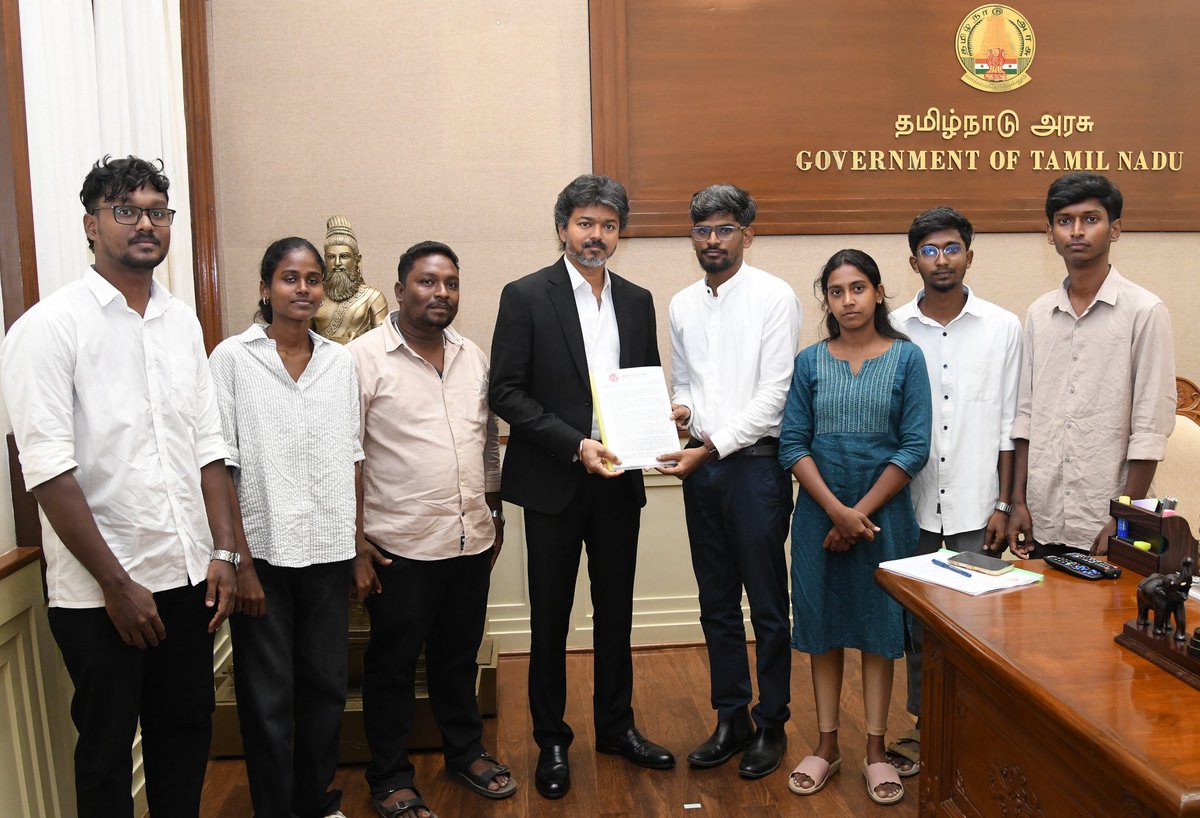 CMOTamilnadu's tweet photo. மாண்புமிகு தமிழ்நாடு முதலமைச்சர் திரு.ச.ஜோசப் விஜய் அவர்களை இன்று (18.05.2026) தலைமைச் செயலகத்தில், இந்திய மாணவர் சங்கத்தின் தமிழ்நாடு மாநிலத் தலைவர் சி. மிருதுளா, மாநிலச் செயலாளர் திரு. தௌ.சம்சீர் அகமது மற்றும் நிர்வாகிகள் சந்தித்து கலந்துரையாடி, கோரிக்கை மனு அளித்தனர்.
#CMJosephVijay‌