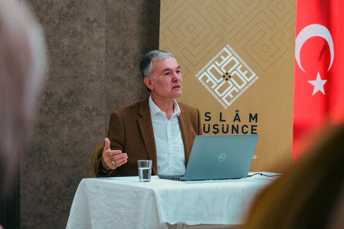 ideorgtr's tweet photo. İDE Akademi | Mütefekkir Kampı

Kampımızın ikinci gününde Prof. Dr. Ejder Okumuş “Gerçekliğin Toplumsal İnşası ve Tecdid” başlıklı dersini gerçekleştirdi. 

İnsan, doğası ve varoluşsal gereksinimleri itibarıyla toplumsal bir varlıktır. Nitekim bu toplumsallık bağı, bireylerin bir arada yaşamasını zorunlu kılmaktadır. Tarihsel süreçte 14. yüzyılda İbn Haldun’un sosyolojinin temellerini (İlm-i Umran) atması da bu toplumsal hakikatin bilimsel bir disipline kavuşmasını sağlamıştır. İnsanın toplumsal bir varlık oluşu, onun yalnızca biyolojik bir birlikteliğini değil, aynı zamanda akıllı, düşünen ve bilgi sahibi bir özne olmasını ifade eder; zira tek başına, yalıtılmış bir insan imajı "düşünen varlık" vasfını tam manasıyla gerçekleştirmede yetersiz kalmaktadır. Fârâbî’nin felsefi perspektifinde de vurgulandığı üzere, insanın toplumsal bir varlık haline gelişi, eş zamanlı olarak onun düşünen bir insan kimliği kazanması anlamına gelir. Bu bağlamda, toplumsal hayat durağan bir yapı olmayıp, bilginin aracılığıyla sürekli olarak yeniden üretilen ve dinamik biçimde şekillenen toplumsal bir gerçekliğin inşasından ibarettir.

Gerçekliğin toplumsal inşası sürecinde, birey ile toplum arasında döngüsel ve diyalektik bir ilişki mevcuttur. İnsan, doğumundan itibaren içine doğduğu toplumu hazır bir gerçeklik olarak bulur ve ilk olarak aile kurumuyla karşılaşır, ancak zamanla bu nesnel gerçekliği fark ettikçe kendi özgün itirazlarını ve rasyonalitesini de ortaya koymaya başlar. Bu noktada ebeveynlerin, çocuğun edilgen bir nesne olmadığını, aksine kendi eylemlerinin bilincinde olan bir "fail" olduğunu idrak etmesi elzemdir. Toplumsal döngü, bireyin kendi birikimlerini ve özünü dış dünyaya aktardığı "dışsallaştırma" süreciyle başlar. Bu aktarım zamanla kurumsallaşarak "nesnelleştirmeyi" doğurur ve nihayetinde nesnel dünya birey tarafından "içselleştirilir." Karşılıklı bir diyalektik içerisinde işleyen bu üçlü mekanizma (dışsallaştırma, nesnelleştirme, içselleştirme), toplumun bireylerin ortak bir ürünü olduğunu gösterir. Bu yapısal döngünün kırılması veya bireyin bu ağın dışında kalması, modern dünyada intihar gibi kolektif temelleri olan derin bir anlam krizine yol açmaktadır; zira bireysiz bir toplumsal alan düşünülemeyeceği gibi, tek başına tecrit edilmiş bir bireyle de toplumsal varoluş gerçekleştirilemez.

Toplumsal gerçekliğin inşasında ve dönüştürülmesinde en kurucu unsur bilgidir ve bu bilgi, ancak içerisinde yaşanılan toplumsal zeminde anlam kazanır. Hz. Peygamber’in "şu dağın arkasında bir düşman vardır" şeklindeki tarihsel uyarısı, bilginin sosyolojik işlevine çarpıcı bir örnektir: Buradaki düşman haberi salt bir ham veri değil, doğrudan doğruya stratejik bir "bilgi" niteliğindedir. Birey tarafından alınan bu bilgi anlamlandırılarak enformasyona dönüştürülür ve yanı başındaki insanları etkileyerek bireyden topluma doğru güçlü bir kolektif hareketliliğin fitilini ateşler. İnsan, yalnızca kendi zihninde kalan ham veri ve malumatla yetinemez bilginin toplumsal bir gerçekliği ifade edebilmesi için toplumla paylaşılması ve kolektif bir bilince dönüşmesi gerekir. Nitekim bilmediğimiz ya da zihnimizde kodlamadığımız bir olgu, bizim için gerçeklik vasfı taşımaz; bilmediğimiz bir gerçekliğin parçası olmak da imkânsızdır. Bu sebeple, dünyadan haberdar olmak ve güncel gelişmeleri, haberleri takip etmek birey için lüks değil, toplumsal varoluşunu sürdürebilmesi adına zaruri bir ihtiyaçtır. Kolektif bir düşünme pratiği geliştirilmeden hiçbir toplumsal dönüşüm, yenilenme ya da tecdid hareketi gerçekleştirilemez.

Bu toplumsal ve epistemik farkındalık, bireye ciddi bir sorumluluk yüklemektedir. Eğer toplumun kuralları, işleyişi ve sosyolojik yapısı doğru tahlil edilip öğrenilmezse, o toplum bireyi esir alan ve hapseden bir zindana dönüşebilir. Bu esaretten kurtulmanın ve toplumu yeniden inşa edebilmenin yolu, öncelikle toplumun ilmine sahip olmaktan ve "Toplumun inşasında ben nasıl etkin bir katkıda bulunabilirim?" sorusunu sormaktan geçer.