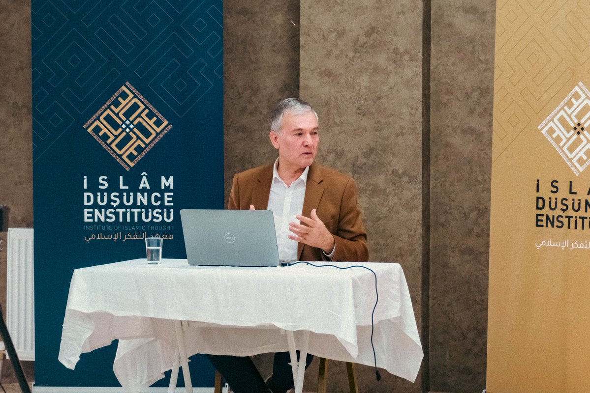 ideorgtr's tweet photo. İDE Akademi | Mütefekkir Kampı

Kampımızın ikinci gününde Prof. Dr. Ejder Okumuş “Gerçekliğin Toplumsal İnşası ve Tecdid” başlıklı dersini gerçekleştirdi. 

İnsan, doğası ve varoluşsal gereksinimleri itibarıyla toplumsal bir varlıktır. Nitekim bu toplumsallık bağı, bireylerin bir arada yaşamasını zorunlu kılmaktadır. Tarihsel süreçte 14. yüzyılda İbn Haldun’un sosyolojinin temellerini (İlm-i Umran) atması da bu toplumsal hakikatin bilimsel bir disipline kavuşmasını sağlamıştır. İnsanın toplumsal bir varlık oluşu, onun yalnızca biyolojik bir birlikteliğini değil, aynı zamanda akıllı, düşünen ve bilgi sahibi bir özne olmasını ifade eder; zira tek başına, yalıtılmış bir insan imajı "düşünen varlık" vasfını tam manasıyla gerçekleştirmede yetersiz kalmaktadır. Fârâbî’nin felsefi perspektifinde de vurgulandığı üzere, insanın toplumsal bir varlık haline gelişi, eş zamanlı olarak onun düşünen bir insan kimliği kazanması anlamına gelir. Bu bağlamda, toplumsal hayat durağan bir yapı olmayıp, bilginin aracılığıyla sürekli olarak yeniden üretilen ve dinamik biçimde şekillenen toplumsal bir gerçekliğin inşasından ibarettir.

Gerçekliğin toplumsal inşası sürecinde, birey ile toplum arasında döngüsel ve diyalektik bir ilişki mevcuttur. İnsan, doğumundan itibaren içine doğduğu toplumu hazır bir gerçeklik olarak bulur ve ilk olarak aile kurumuyla karşılaşır, ancak zamanla bu nesnel gerçekliği fark ettikçe kendi özgün itirazlarını ve rasyonalitesini de ortaya koymaya başlar. Bu noktada ebeveynlerin, çocuğun edilgen bir nesne olmadığını, aksine kendi eylemlerinin bilincinde olan bir "fail" olduğunu idrak etmesi elzemdir. Toplumsal döngü, bireyin kendi birikimlerini ve özünü dış dünyaya aktardığı "dışsallaştırma" süreciyle başlar. Bu aktarım zamanla kurumsallaşarak "nesnelleştirmeyi" doğurur ve nihayetinde nesnel dünya birey tarafından "içselleştirilir." Karşılıklı bir diyalektik içerisinde işleyen bu üçlü mekanizma (dışsallaştırma, nesnelleştirme, içselleştirme), toplumun bireylerin ortak bir ürünü olduğunu gösterir. Bu yapısal döngünün kırılması veya bireyin bu ağın dışında kalması, modern dünyada intihar gibi kolektif temelleri olan derin bir anlam krizine yol açmaktadır; zira bireysiz bir toplumsal alan düşünülemeyeceği gibi, tek başına tecrit edilmiş bir bireyle de toplumsal varoluş gerçekleştirilemez.

Toplumsal gerçekliğin inşasında ve dönüştürülmesinde en kurucu unsur bilgidir ve bu bilgi, ancak içerisinde yaşanılan toplumsal zeminde anlam kazanır. Hz. Peygamber’in "şu dağın arkasında bir düşman vardır" şeklindeki tarihsel uyarısı, bilginin sosyolojik işlevine çarpıcı bir örnektir: Buradaki düşman haberi salt bir ham veri değil, doğrudan doğruya stratejik bir "bilgi" niteliğindedir. Birey tarafından alınan bu bilgi anlamlandırılarak enformasyona dönüştürülür ve yanı başındaki insanları etkileyerek bireyden topluma doğru güçlü bir kolektif hareketliliğin fitilini ateşler. İnsan, yalnızca kendi zihninde kalan ham veri ve malumatla yetinemez bilginin toplumsal bir gerçekliği ifade edebilmesi için toplumla paylaşılması ve kolektif bir bilince dönüşmesi gerekir. Nitekim bilmediğimiz ya da zihnimizde kodlamadığımız bir olgu, bizim için gerçeklik vasfı taşımaz; bilmediğimiz bir gerçekliğin parçası olmak da imkânsızdır. Bu sebeple, dünyadan haberdar olmak ve güncel gelişmeleri, haberleri takip etmek birey için lüks değil, toplumsal varoluşunu sürdürebilmesi adına zaruri bir ihtiyaçtır. Kolektif bir düşünme pratiği geliştirilmeden hiçbir toplumsal dönüşüm, yenilenme ya da tecdid hareketi gerçekleştirilemez.

Bu toplumsal ve epistemik farkındalık, bireye ciddi bir sorumluluk yüklemektedir. Eğer toplumun kuralları, işleyişi ve sosyolojik yapısı doğru tahlil edilip öğrenilmezse, o toplum bireyi esir alan ve hapseden bir zindana dönüşebilir. Bu esaretten kurtulmanın ve toplumu yeniden inşa edebilmenin yolu, öncelikle toplumun ilmine sahip olmaktan ve "Toplumun inşasında ben nasıl etkin bir katkıda bulunabilirim?" sorusunu sormaktan geçer.
