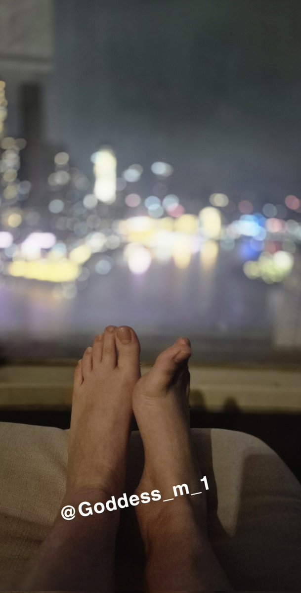 goddess_m_1's tweet photo. De retour de mon séjour incroyable, apprécie mes pieds face à ces beaux buildings illuminés🥰
feetfetish • moneymiss • cashslave https://t.co/dznETiFaGG