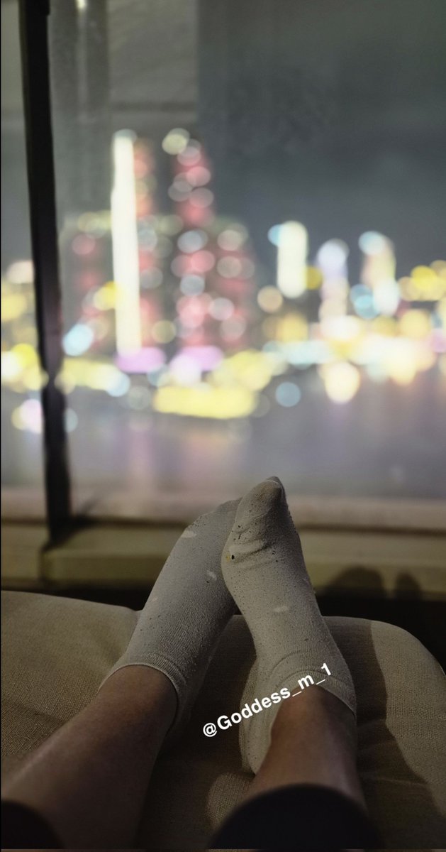 goddess_m_1's tweet photo. De retour de mon séjour incroyable, apprécie mes pieds face à ces beaux buildings illuminés🥰
feetfetish • moneymiss • cashslave https://t.co/dznETiFaGG