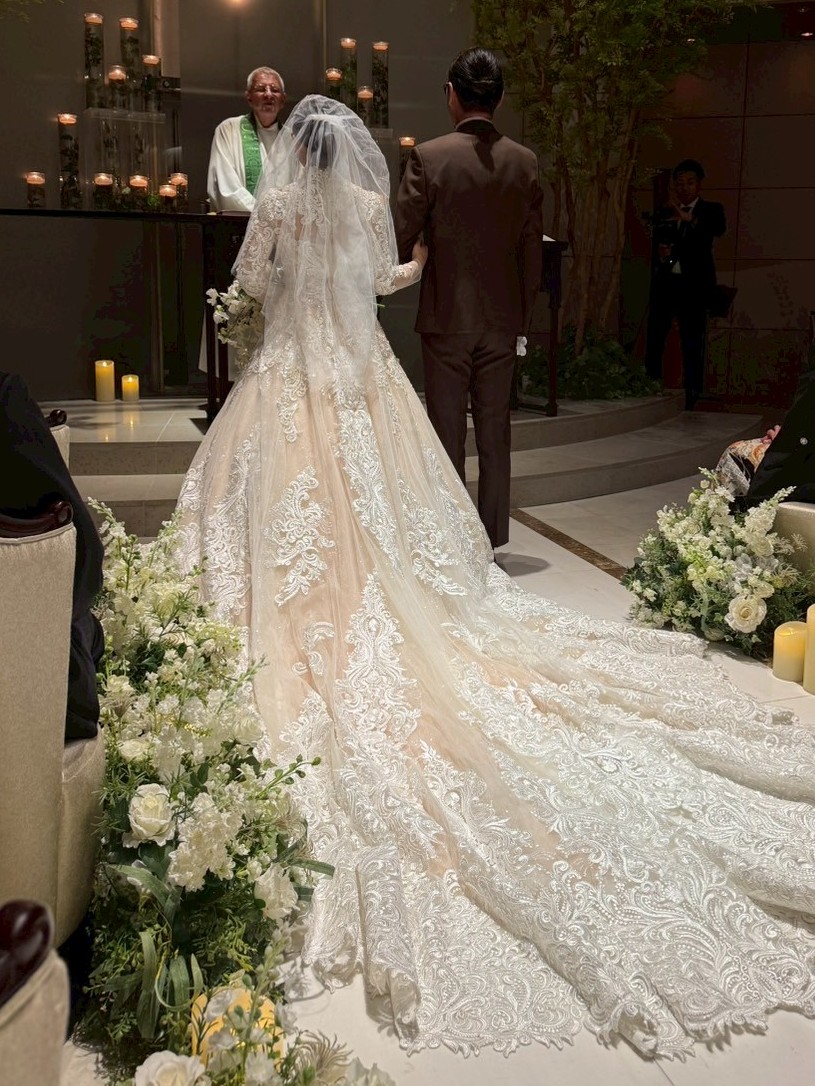 iamnot_net's tweet photo. 結婚式挙げました💍🕊️
当日会場に着いたら、大好きなぺろりんに書いてもらったウェルカムボードの隣に、ヲタクのみんなからのサプライズフラスタ😭💛

式中も、ずっとみんなに見守ってもらいながら無事結婚式終えられました〜！
本当にありがとうございます🥹🩷 https://t.co/BETpBvdcMV