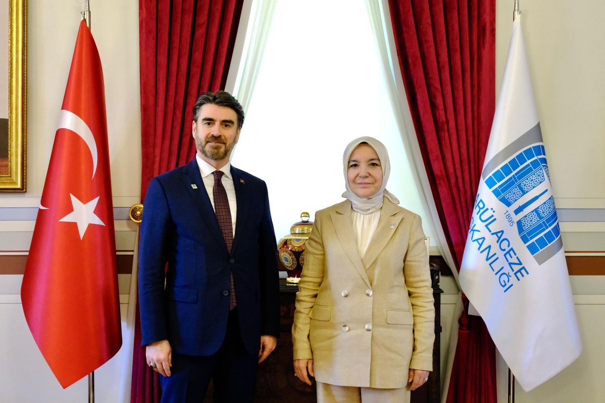 EmlakYonetim's tweet photo. 🤝 Genel Müdürümüz Sayın Mehmet Akif Küçükdağ, Darülaceze Başkanı Sayın Esra Ceceli İslam’ı makamında ziyaret etti.

Gerçekleştirilen görüşmede sosyal sorumluluk projeleri, toplumsal dayanışmayı güçlendirecek çalışmalar ve kurumlar arası iş birliğine yönelik değerlendirmelerde bulunuldu.

Ziyaret kapsamında Genel Müdürümüz tarafından vakfa kurban bağışında bulunulurken sosyal fayda odaklı projelerin önemine vurgu yapıldı.

Nazik ev sahipliği için Sayın Esra Ceceli İslam’a teşekkür ederiz.

#EmlakYönetim #Darülaceze