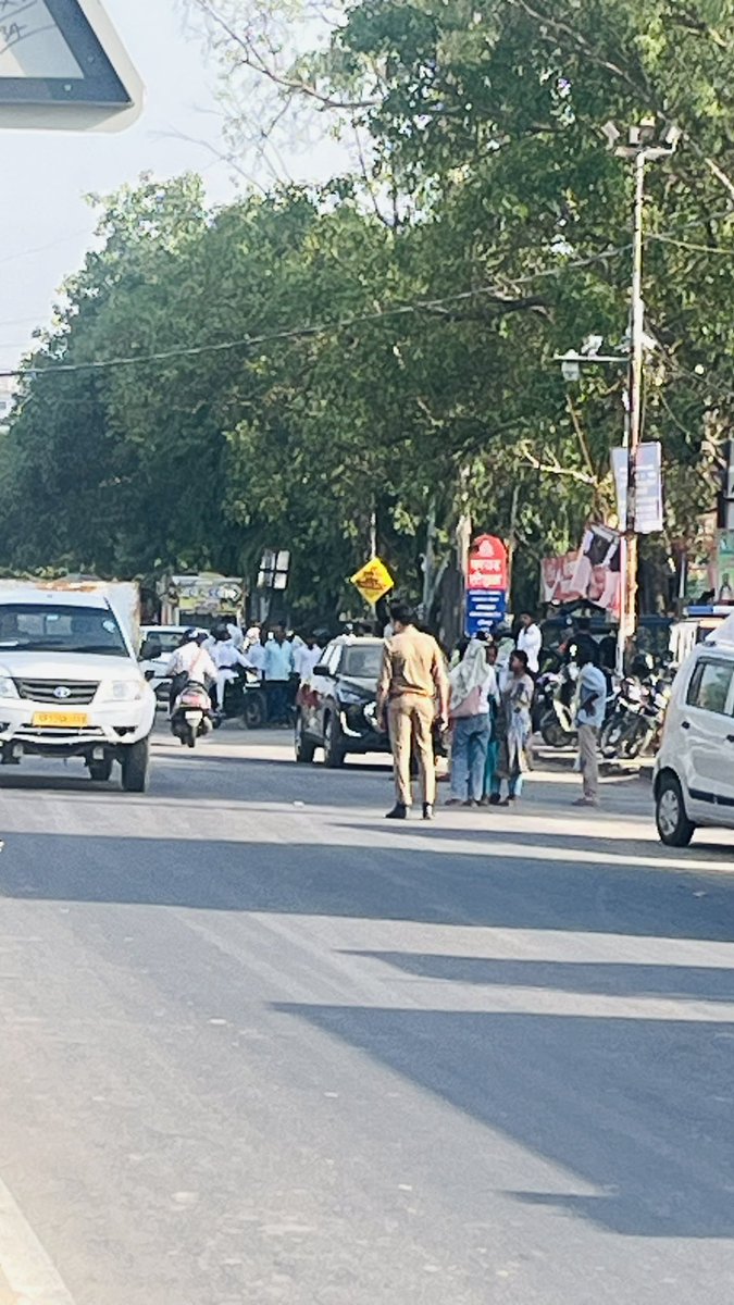 deepakc27813618's tweet photo. Ambulance stuck in traffic on Chattanooga meal @lucknowtraffic https://t.co/9rIpkOBFev