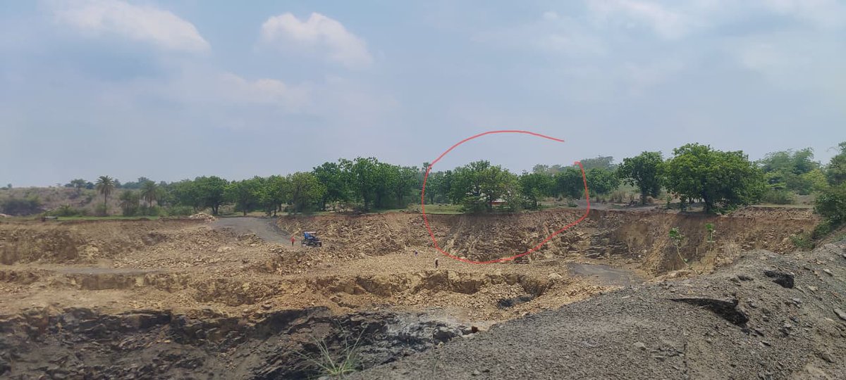 pakurdesk's tweet photo. #खदान के #मुहाने पर #संचालित है #आंगनबाड़ी केंद्र, #खतरे के #साए में पल रहा #मासूमों का #बचपन.... @dcpakur @HemantSorenJMM @JharkhandCMO @yourBabulal @prdjharkhand @iprd_pakur https://t.co/aZmFDd2oIL