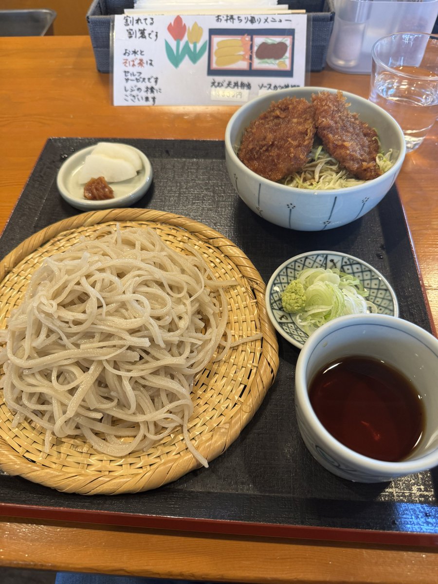 cub312_'s tweet photo. 今日から福島旅行に来てます♪
お昼ごはんは猪苗代のラ・ネージュさんでざる蕎麦とミニヒレカツソースカツ丼のセットをいただきました😋
バス事故の実況見分で高速が通行止めでギリギリセーフ🥳 https://t.co/HGlwD93Qes
