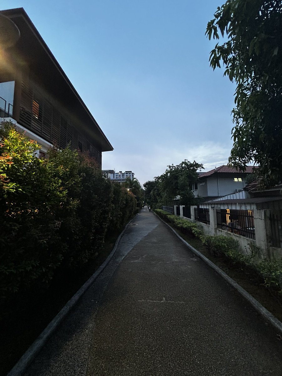 Icon90163350's tweet photo. やだ〜可愛い小道発見 https://t.co/wRLHbmkhHZ