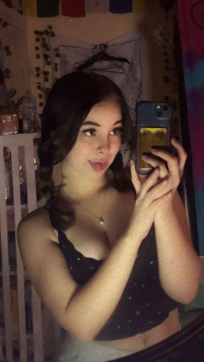 lizzy tweet media