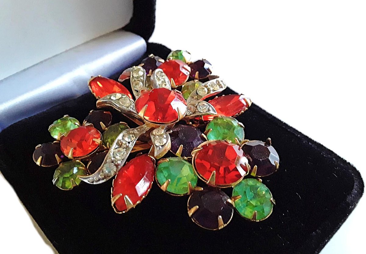 renaissancefai's tweet photo. Bright Colorful Rhinestone Vintage Brooch, Shield-Shaped Statement, Mid-Century
https://t.co/gxcPbBhNrd?
#brooch #vintage #fruitsalad #multicolor #rhinestones #riveted #orange #green #purple #clear #holidays #christmas #red #cheery #shieldShape #giftforher https://t.co/qbu99lK97d