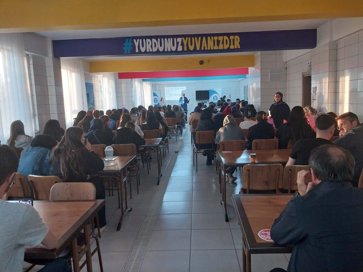 AfyonKYGM's tweet photo. 📍Esma Sultan Yurdu

Yurdumuzda, AFAD ve Sandıklı İtfaiyesi iş birliğiyle deprem ve yangın tatbikatı gerçekleştirildi. 

Öğrencilerimizin afet ve acil durumlara karşı bilinçlenmesi amacıyla düzenlenen tatbikatta, güvenli tahliye ve doğru müdahale yöntemleri uygulamalı olarak anlatıldı.

@OA_BAK @gencliksporbak @GSB_KYGM