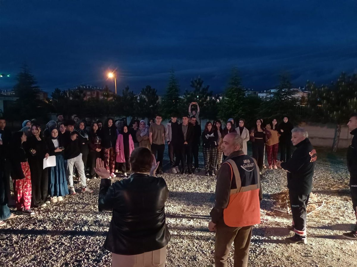 AfyonKYGM's tweet photo. 📍Esma Sultan Yurdu

Yurdumuzda, AFAD ve Sandıklı İtfaiyesi iş birliğiyle deprem ve yangın tatbikatı gerçekleştirildi. 

Öğrencilerimizin afet ve acil durumlara karşı bilinçlenmesi amacıyla düzenlenen tatbikatta, güvenli tahliye ve doğru müdahale yöntemleri uygulamalı olarak anlatıldı.

@OA_BAK @gencliksporbak @GSB_KYGM