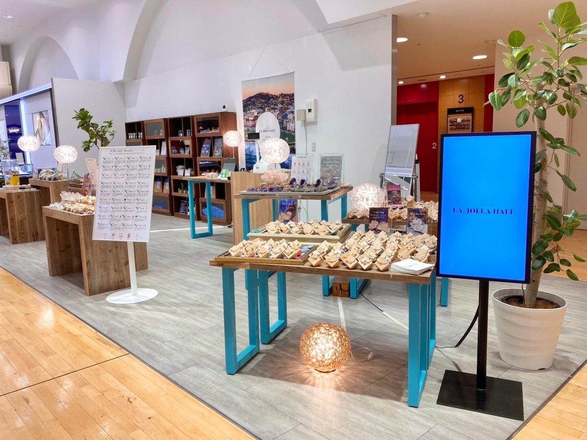 lajollahale's tweet photo. 【期間限定】京急百貨店 上大岡店にて
POP-UP SHOP開催中✨

京急百貨店 上大岡店3Fにて、
【LA・JOLLA HALE】期間限定POP-UP SHOPが
オープンしております🎉

天然石・天珠ジュエリーを中心に、
“一点もの”のオリジナルジュエリーを多数ご用意しております。

新作アイテムも多数入荷予定✨
心に寄り添う特…