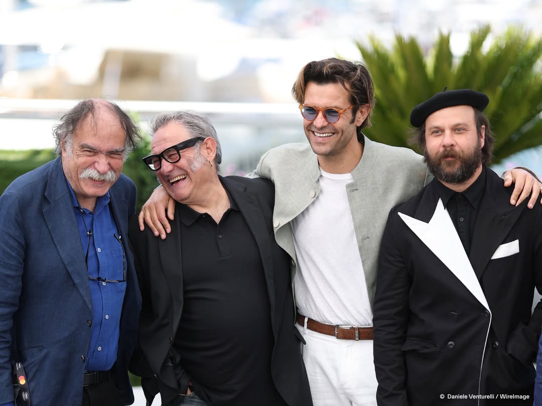 AMA_audiovisual's tweet photo. #Cannes2026

🎞️ AQUÍ 

El equipo de "Aquí" desembarca en el @Festival_Cannes, donde hoy se proyecta en la sección Cannes Première. 

🗓️18 de mayo
⏰20:15
📍Debussy Theatre, Cannes.
🔗https://t.co/MGWIpDNkTw

La adaptación de la trilogía de J.M. Coetzee está dirigida por Tiago Guedes e interpretada por  @manolosoloactor, Patricia López Arnaiz, Álex Peláez, Hugo Encuentra,  Sergi López  y Lambert Wilson.

Es una coproducción entre Portugal, Francia y España producida por Leopardo Filmes, en colaboración con Filmgalerie 451, APM Actions Per Minute y  nuestros asociados @LosIlusosFilms y  cuenta con la producción asociada de  nuestros socios Belino Production.
