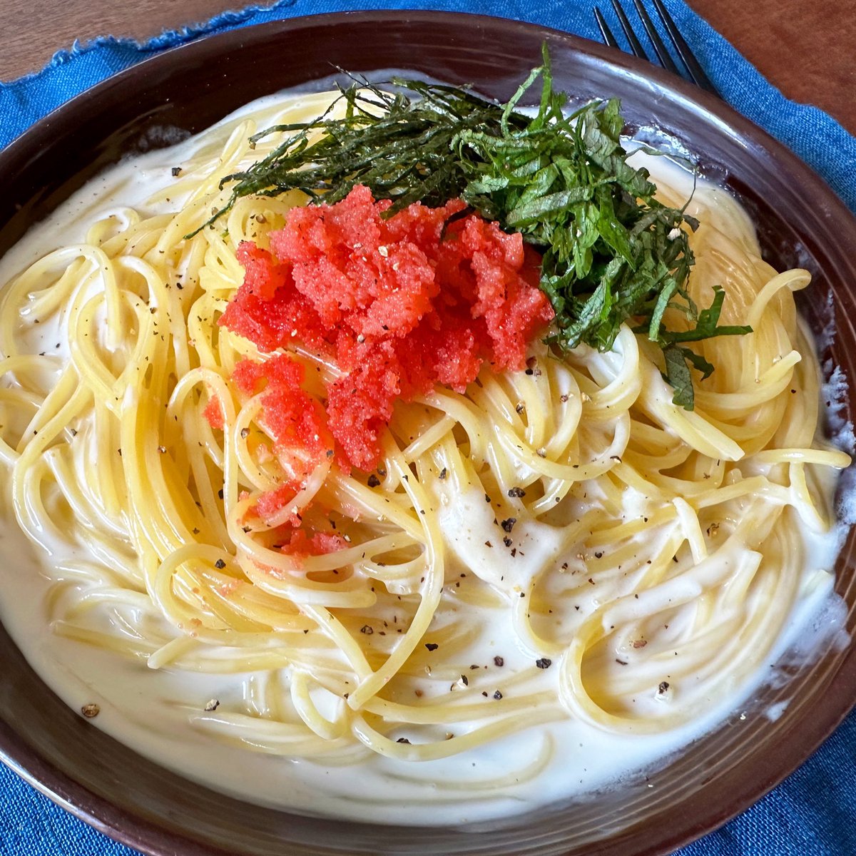 syunkon0507's tweet photo. 一番簡単な本格明太クリームパスタ

①フライパンに水350mlと塩ひとつまみ、顆粒コンソメ小1、チューブにんにく2cmを沸かしパスタ100gを入れる

②弱〜中火で袋の表示時間ゆで、生クリーム※100mlを入れ軽く煮詰める

③明太子1本分と刻み海苔を乗せる

夏は大葉を遠慮なく乗せ、レモン絞ると至福です https://t.co/XilHSOdcsJ