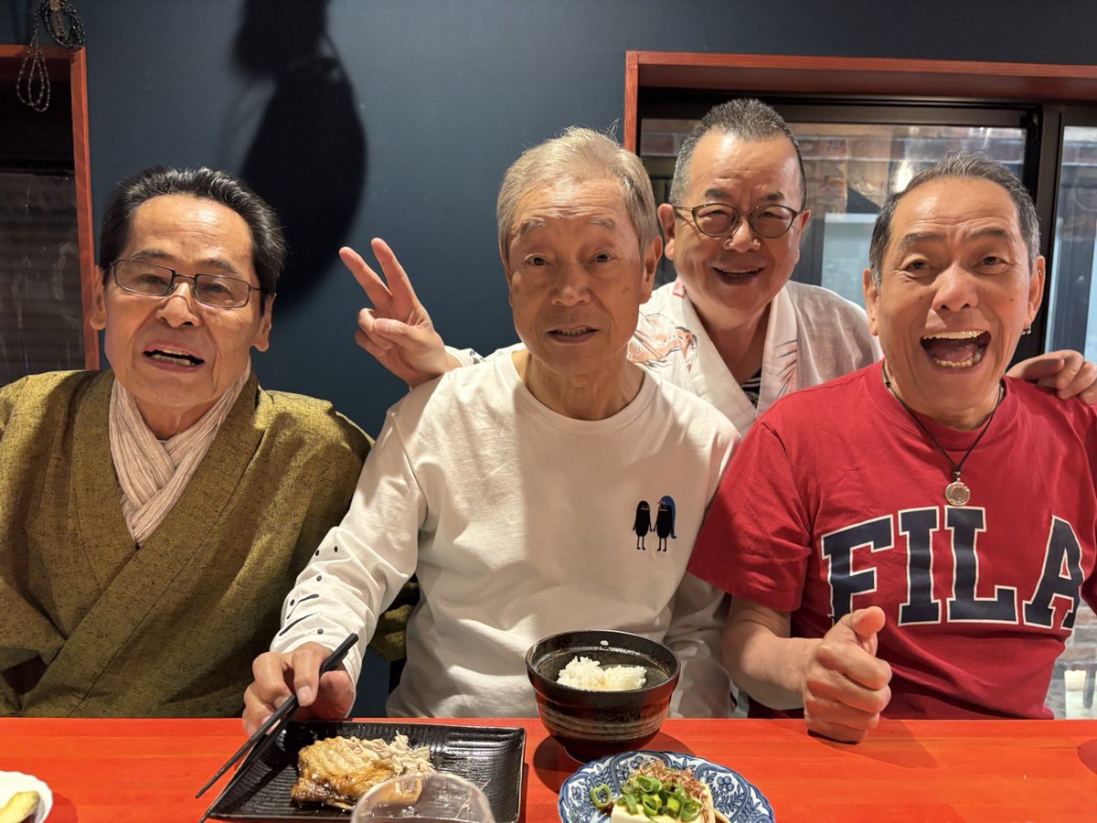 BonchiOsamu's tweet photo. たまたまランチ一緒だった　嬉しい��️
4人足して305歳　初めて会った時4人足して85歳　220も歳を重ねてしまった　
#生涯青春　#月亭八方　#桂文珍　#中田ボタン　#ぼんちおさむ https://t.co/3QFObMdWuB