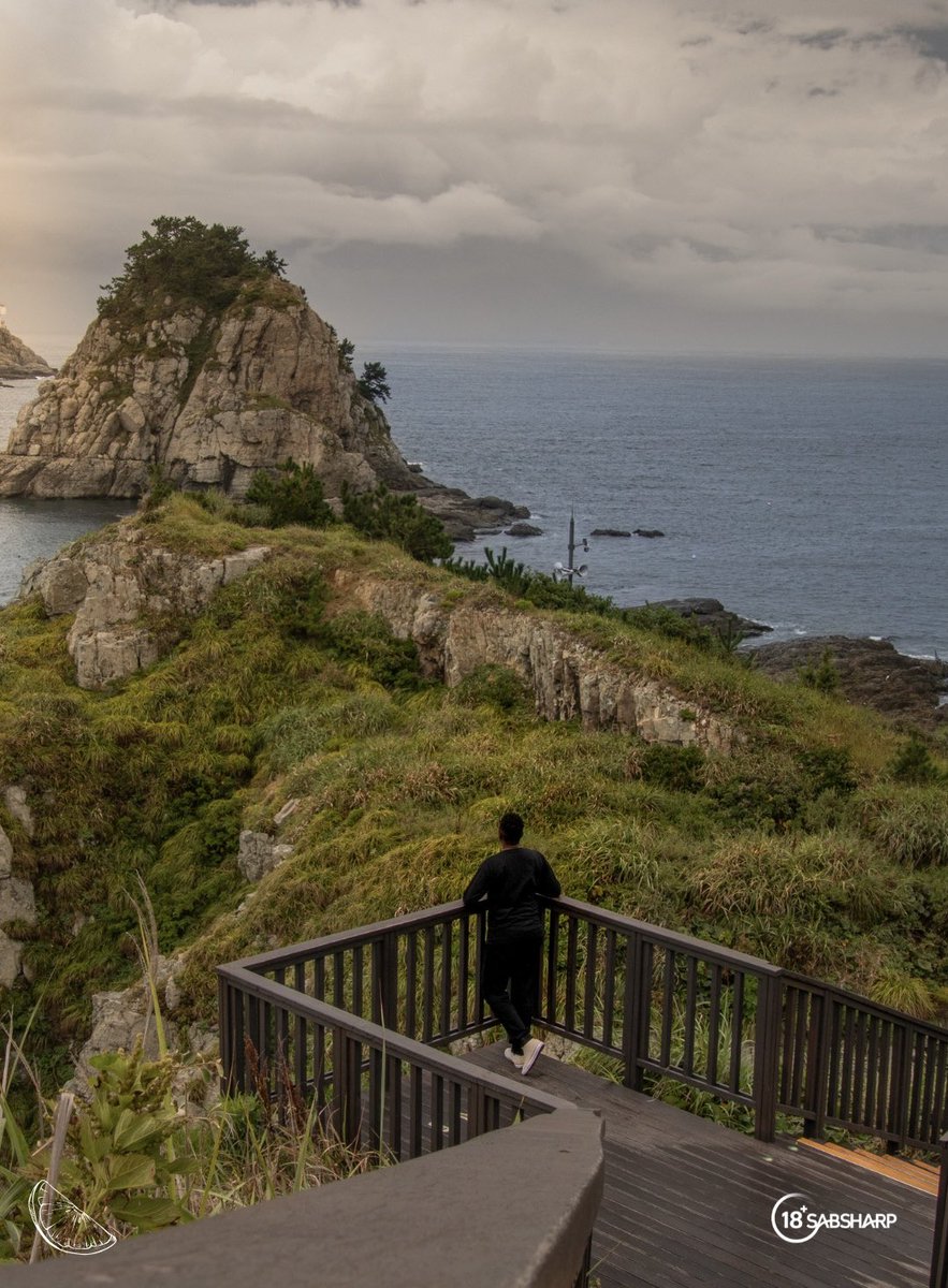 Tebogo_PinPin's tweet photo. Sound of ocean waves, salty air, rugged cliffs, and slow steps down wooden pathways reminding me that not every journey needs noise to be unforgettable. Sometimes all you need is a view, a little adventure, and a small bag carrying stories yet to be written.

#ThisIsLiving #ad https://t.co/DG3TBxGBTK