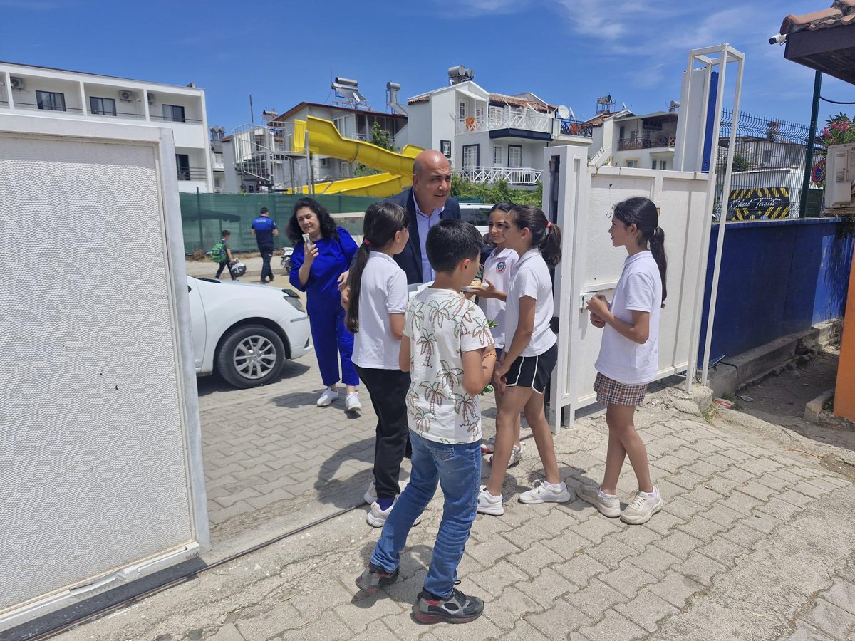 IsmailMinta's tweet photo. ÇOCUKLARIMIZ GELECEĞİMİZDİR
Kemer Merkez İlköğretim Okulu’nuzun düzenlediği kermesi ziyaret ederek öğrencilerimiz, öğretmenlerimiz ve velilerimizle bir araya geldik. Emeği geçen herkese teşekkür ediyor, çocuklarımızın başarı dolu geleceği için yapılan her çalışmayı destekliyoruz. https://t.co/LPv25q7vSa