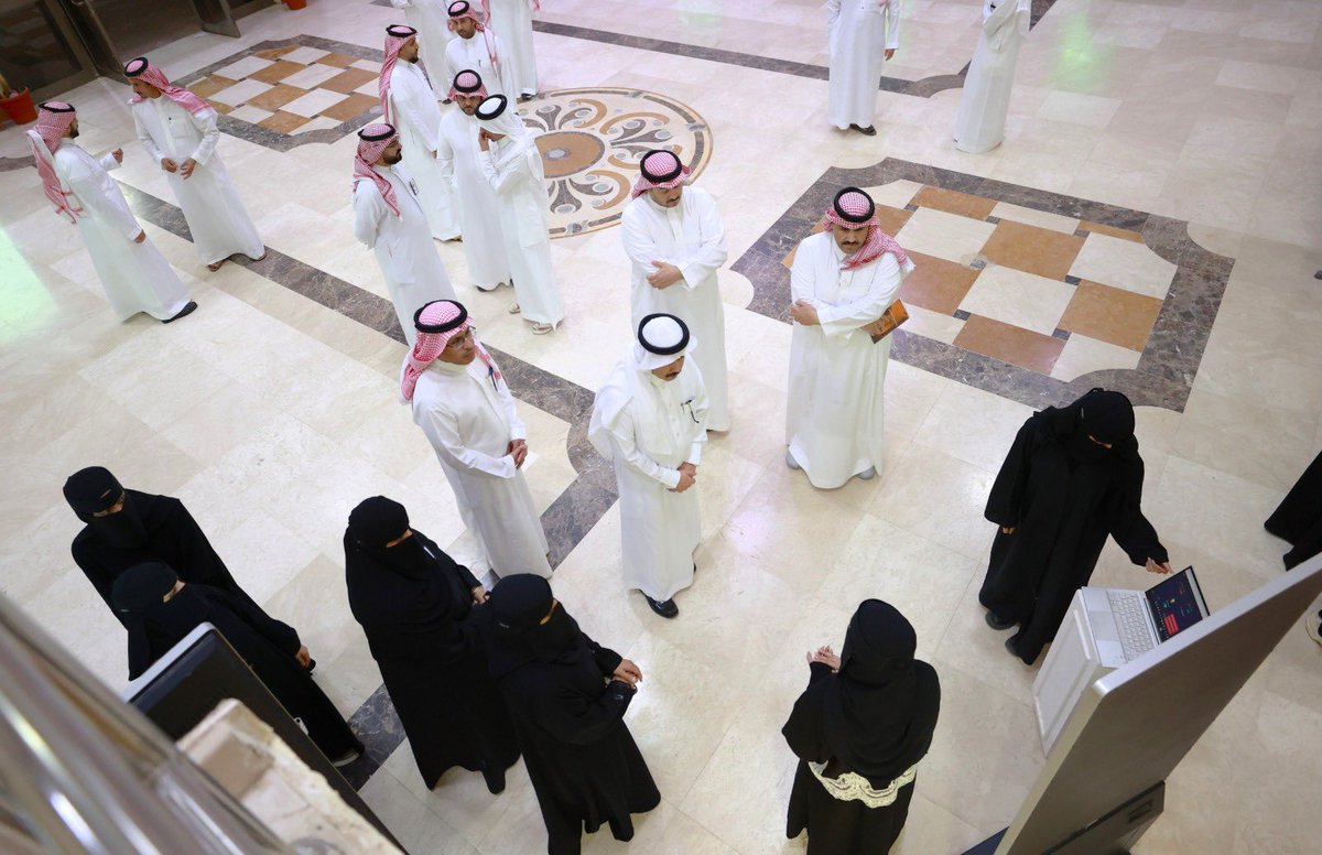 NBU_KSA's tweet photo. افتتح رئيس #جامعة_الحدود_الشمالية أ.د.أحمد بن علي الرميح مبادرة طاقتنا الخضراء،  حيث أكد حرص الجامعة على ترسيخ ثقافة الابتكار والاستدامة، ودعم المشاريع النوعية التي تسهم في بناء مستقبل أكثر وعياً اتجاه البيئة.
وأضاف سعادته أن المبادرة تمثل نموذجاً للتكامل بين وحدة الموهوبين وكليات الجامعة، وهي تضم مشاريع ابتكارية في مجالي البيئة والطاقة الكهربائية، وتعكس ما يمتلكه طلبة الجامعة من كفاءة علمية وإبداع واعد.
