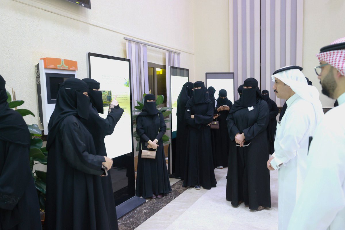 NBU_KSA's tweet photo. افتتح رئيس #جامعة_الحدود_الشمالية أ.د.أحمد بن علي الرميح مبادرة طاقتنا الخضراء،  حيث أكد حرص الجامعة على ترسيخ ثقافة الابتكار والاستدامة، ودعم المشاريع النوعية التي تسهم في بناء مستقبل أكثر وعياً اتجاه البيئة.
وأضاف سعادته أن المبادرة تمثل نموذجاً للتكامل بين وحدة الموهوبين وكليات الجامعة، وهي تضم مشاريع ابتكارية في مجالي البيئة والطاقة الكهربائية، وتعكس ما يمتلكه طلبة الجامعة من كفاءة علمية وإبداع واعد.