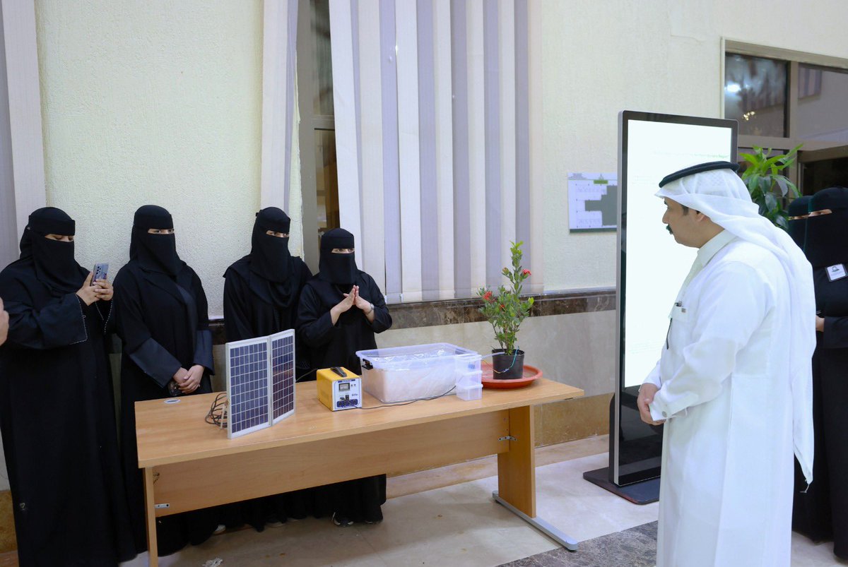 NBU_KSA's tweet photo. افتتح رئيس #جامعة_الحدود_الشمالية أ.د.أحمد بن علي الرميح مبادرة طاقتنا الخضراء،  حيث أكد حرص الجامعة على ترسيخ ثقافة الابتكار والاستدامة، ودعم المشاريع النوعية التي تسهم في بناء مستقبل أكثر وعياً اتجاه البيئة.
وأضاف سعادته أن المبادرة تمثل نموذجاً للتكامل بين وحدة الموهوبين وكليات الجامعة، وهي تضم مشاريع ابتكارية في مجالي البيئة والطاقة الكهربائية، وتعكس ما يمتلكه طلبة الجامعة من كفاءة علمية وإبداع واعد.