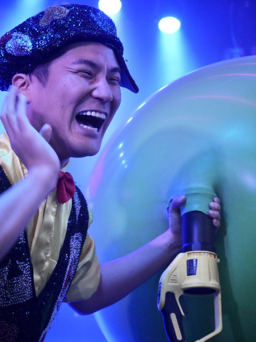 marina_s718's tweet photo. バルーンパフォーマンス?のハッピーつついさん。パフォーマンスのすごさもさることながらお人柄の良さで見てて楽しかった!ほんま意味わからんのですけど、おっきいバルーンがぽよんぽよんしてるの見てたら笑っちゃうんですよねぇw
#ovas https://t.co/km53AMblDY