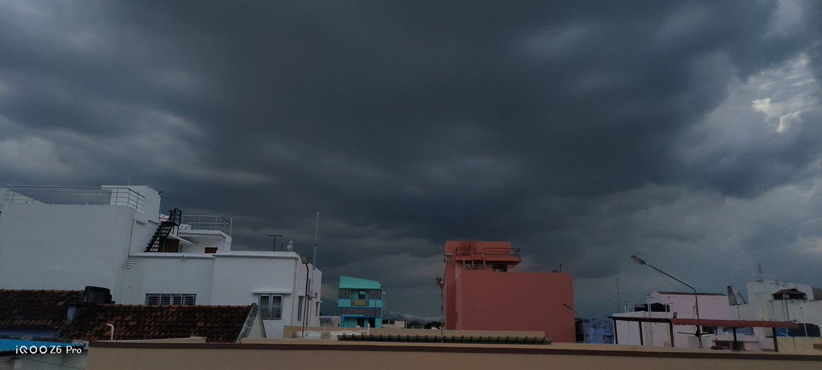 Suraj1970956's tweet photo. #Dindigul Towards West cloudy sky by 2.30pm, pitch dark by 4:00pm and now it's raining with thunders..
Time lapse (facing South West) from 4.00 - 4.30pm. @praddy06 @ChennaiRains @Deltarains @PIW44 @chennaisweather @RainStorm_TN @jhrishi2 #rain https://t.co/EHsmbZasYa
