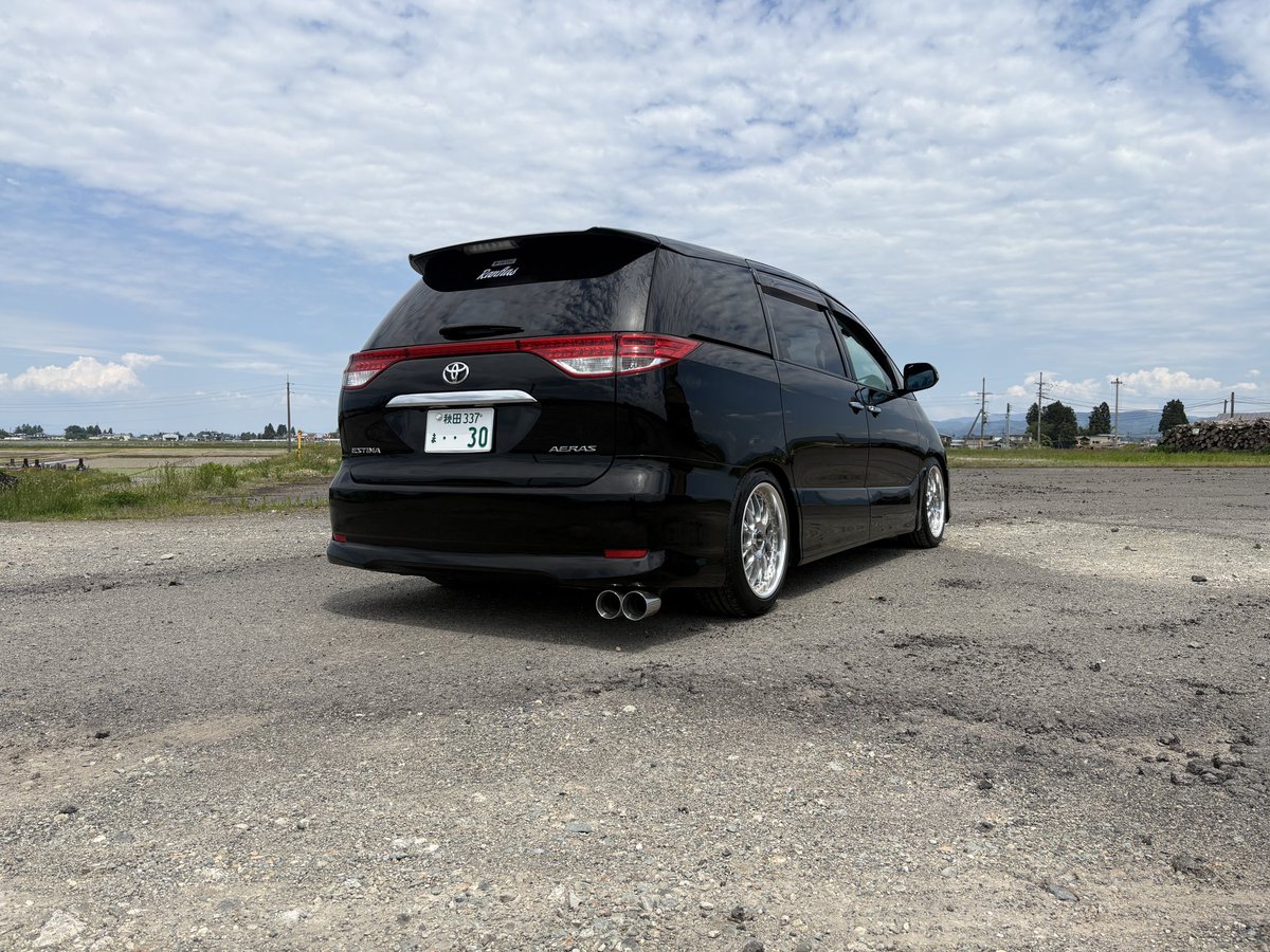 hiro_pk2auto's tweet photo. ファミリーカーをRF5ステップワゴンから50エスティマに変えました。

比較的新しい車種ですが自分が好きな2000年代の雰囲気を出してほどほどな改造車感を出していければなーと

サンルーフ付きで探してもらったけどまさかのフロント側は手動チルトのみでリアはハメ殺し🥹 https://t.co/uWDug3pavO