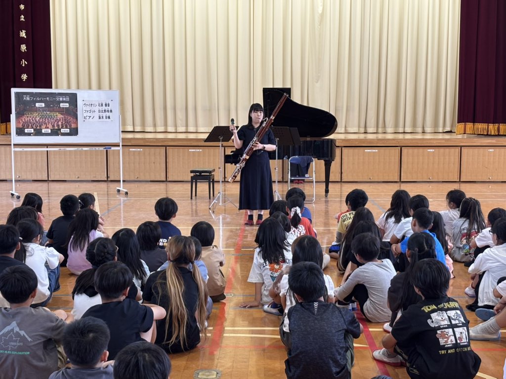 Osaka_phil's tweet photo. 今日は西成区ワークショップと並行して、文化庁「舞台芸術等総合支援事業（学校巡回公演）」事前ワークショップも開催✨Vn.石原優香、Fg.日比野希美、Pf.阪本彩楓さんの3名で福岡市立城原小学校を訪問🏫それぞれの楽器の音の出る仕組みを学び、演奏もお楽しみいただきました🎻本公演は12月に開催です🎵 https://t.co/n1j393MFnJ