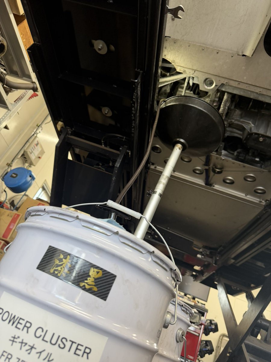 TiRacingtir's tweet photo. 【⚪️エリーゼ 作業開始】①
まずはオイル交換からスタート。
エンジンオイル、オイルエレメント、ミッションオイル交換になります。
エンジンはパワークラスターレーシング漆黒
ミッションはパワークラスタースーパーレーシング漆黒
になります。
#エリーゼ
#パワークラスター
#漆黒 https://t.co/FH5FfgBujk